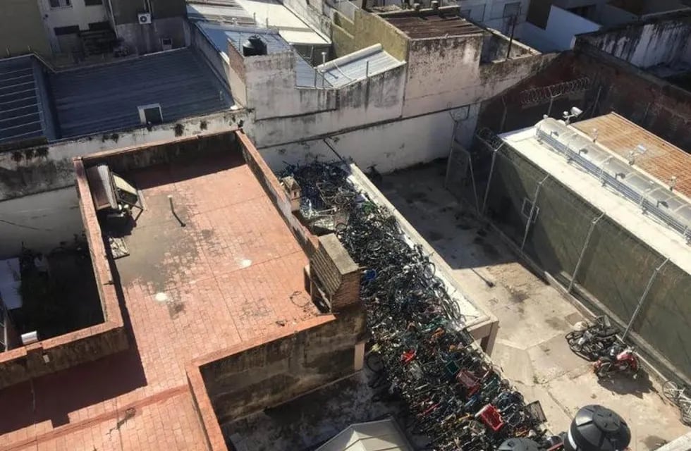 El techo de la Comisaría 2° en pleno centro de Rosario se convirtió en una chatarrería. (Archivo)