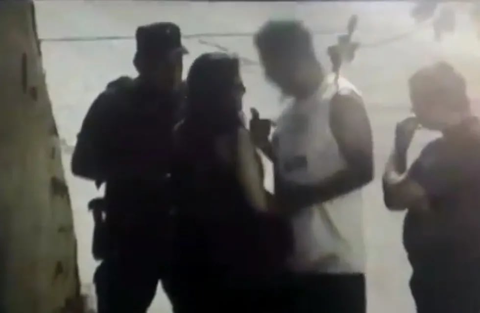 Un hombre quiso evitar que la mujer sea asistida y agredió a los policías. Ocurrió en Godoy Cruz.