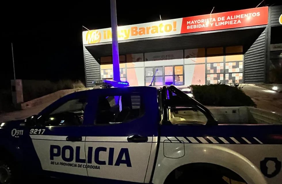 Río Cuarto: la Polícia frente al supermercado Muy Barato, que fue atacado por ladrones (La Voz).