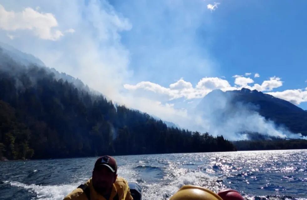 El incendio en el lago Martin se inició el 7 de diciembre y sigue activo, con preocupación para el paraje El Manso (Foto: Río Negro)