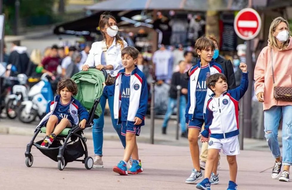 Antonela Rocuzzo paseando con sus hijos por París. (Caras)