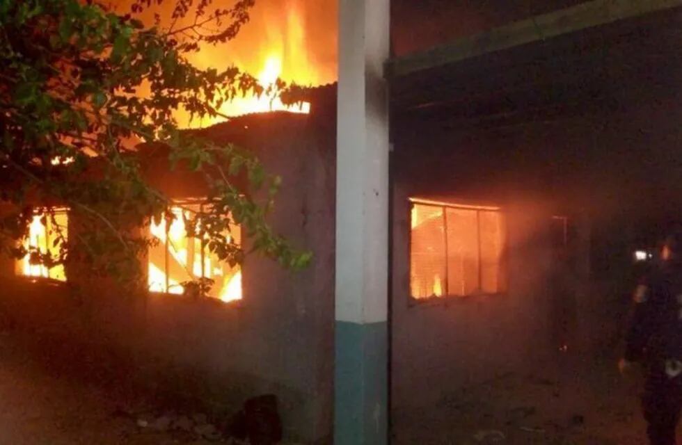 Incendian de modo intencional dos aulas de una escuela de Moreno