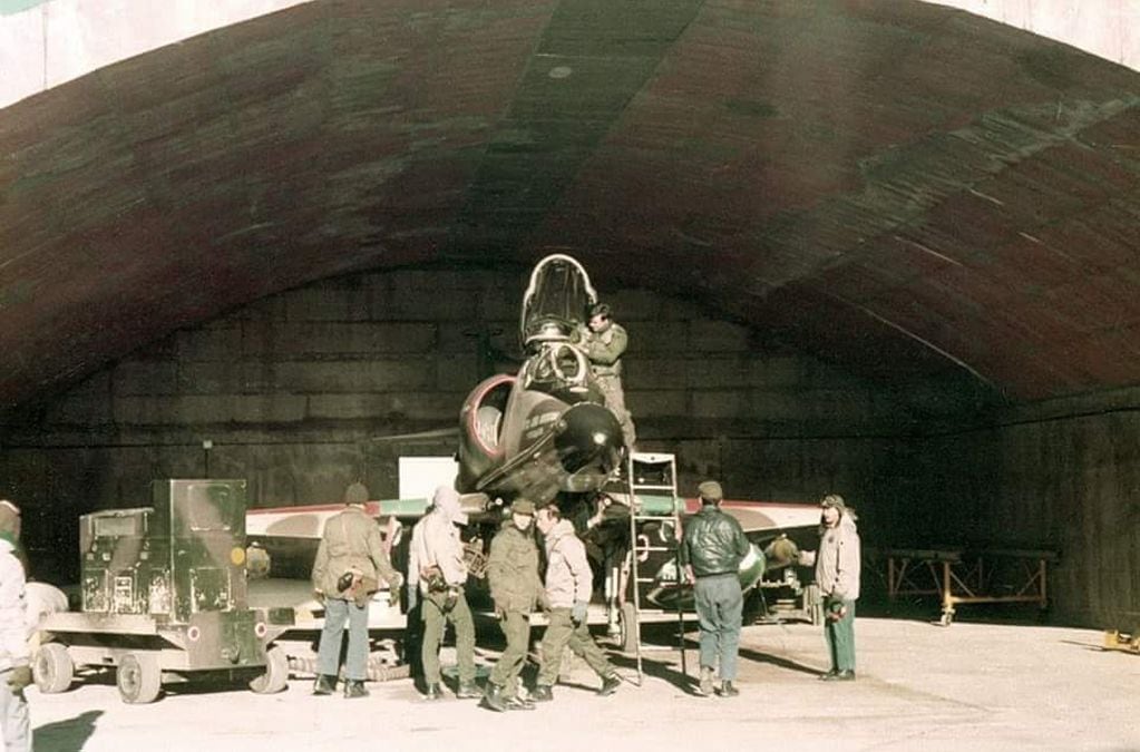  Bunker antiaéreo en San Julián, subiendo al A-4C para una misión. El avión ya está en condiciones con sus bombas y full de combustible. Los mecánicos esperan para colaborar en la puesta en marcha.