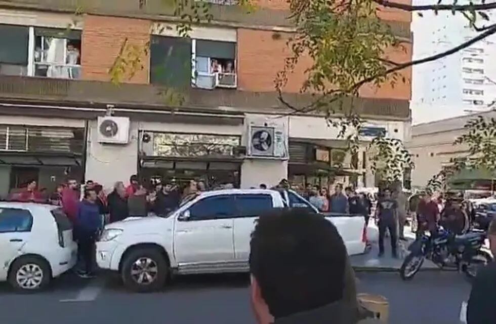 El procedimiento generó la concentración de decenas de personas en Sarmiento y Urquiza. (@dhfiori)