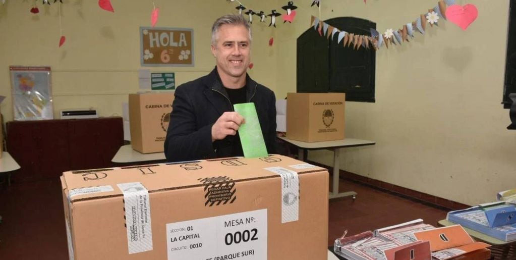 Leandro Busatto ya votó en las elecciones PASO de Santa Fe.