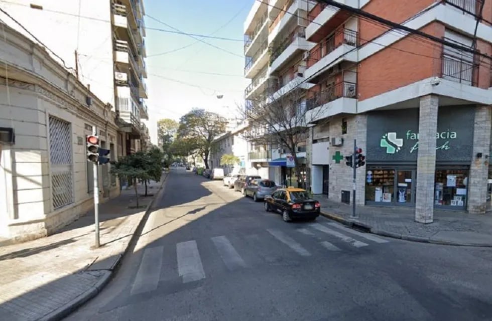 La camioneta fue identificada a través de las imágenes de las cámaras instaladas en la esquina de Dorrego y Mendoza. (Google Street View)