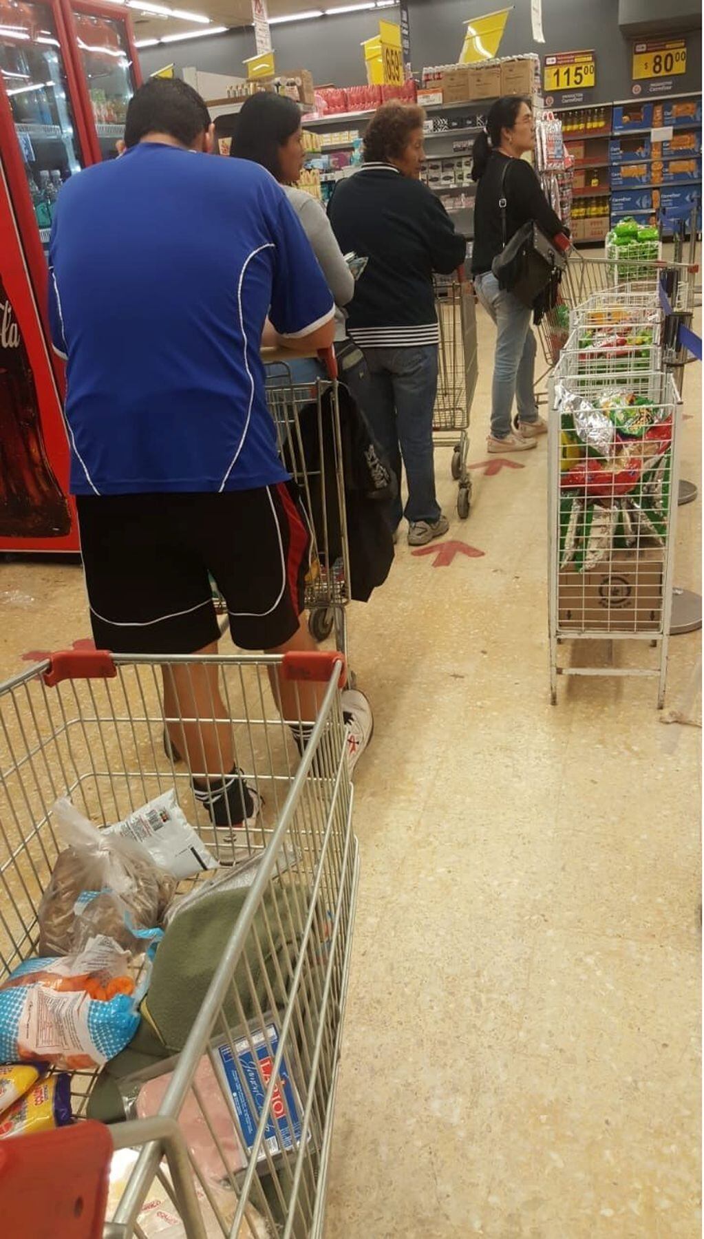 Un supermercado exige el uso de carritos para mantener la distancia entre las personas.