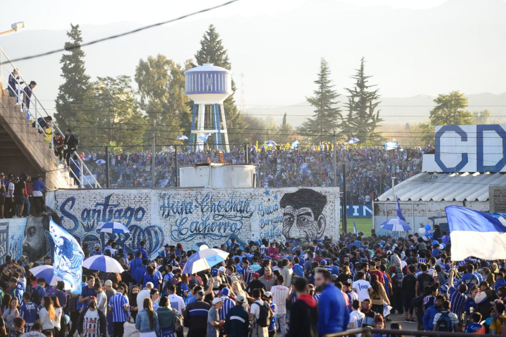 Explotó el estadio Feliciano Gambarte con más de 10 mil hinchas festejando los 100 años del Tomba.