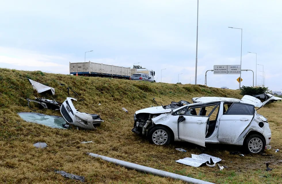 Accidente autopista Córdoba-Rosario. Tres agentes penitenciarios se estrellaron contra un poste, en la zona de Villa Posse.