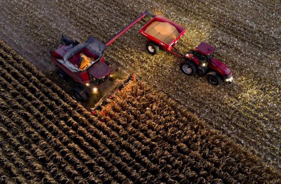 Corn is harvested with a Case IH Agricultural Equipment Inc. combine harvester in this aerial photograph taken above Princeton, Illinois, U.S., on Monday, Oct. 9, 2017. Corn futures for December delivery gained 0.1% a bushel on Chicago Board of Trade. Photographer: Daniel Acker/Bloomberg eeuu  cosecha de maiz cosechadora combinada Case IH Agricultural Equipment campo campos sembrados cosechadora maquinas agricolas