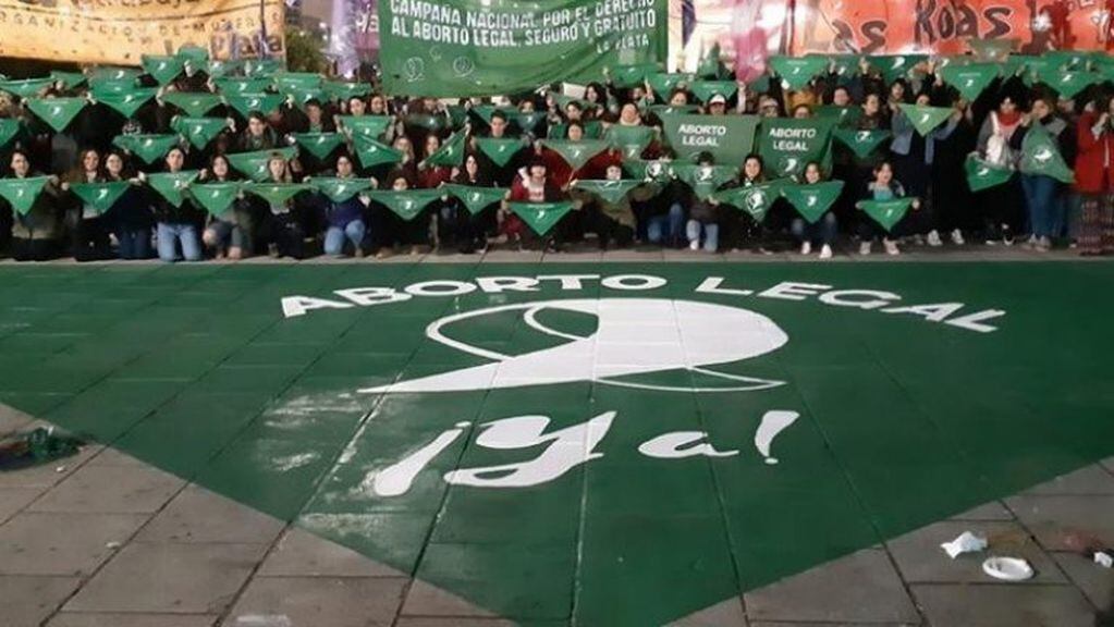 Estudiantes realizarán un pañuelo para exigir la implementación de la ESI y también la legalización del aborto.