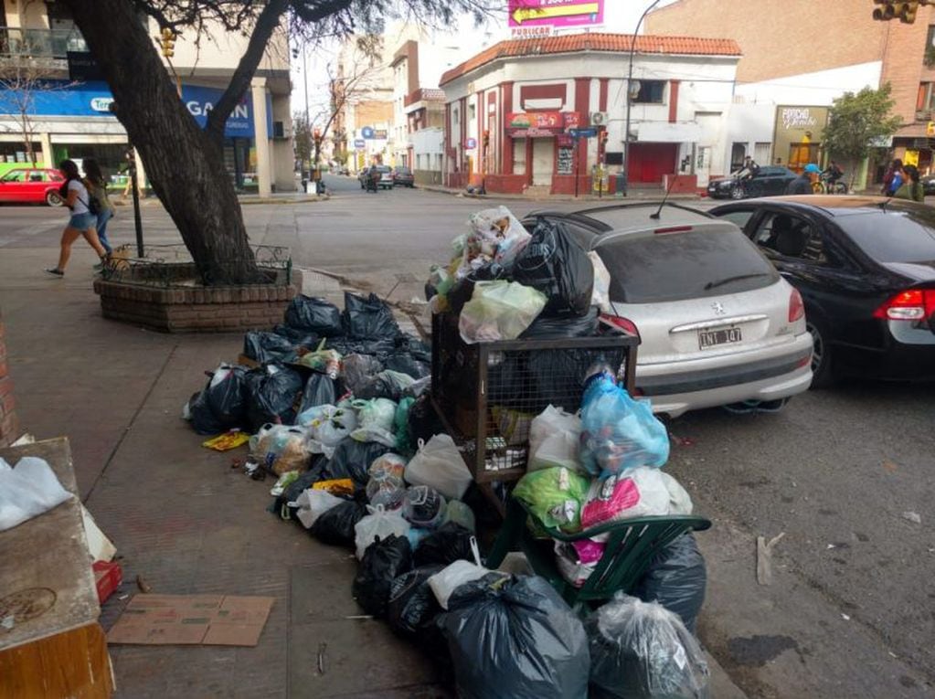 La basura se acumula en Córdoba tras la medida de fuerza y el feriado.