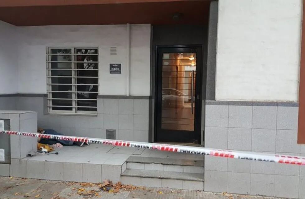 El cuerpo estaba junto a la entrada de un edificio entre Vera Mujica y Crespo. (@Joseljuarezjose)