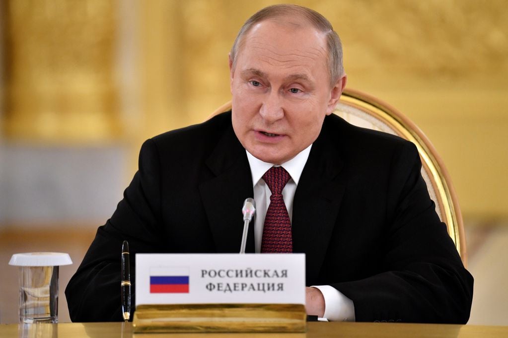 Vladímir Putin descarta el uso de bombas nucleares en la guerra con Ucrania.