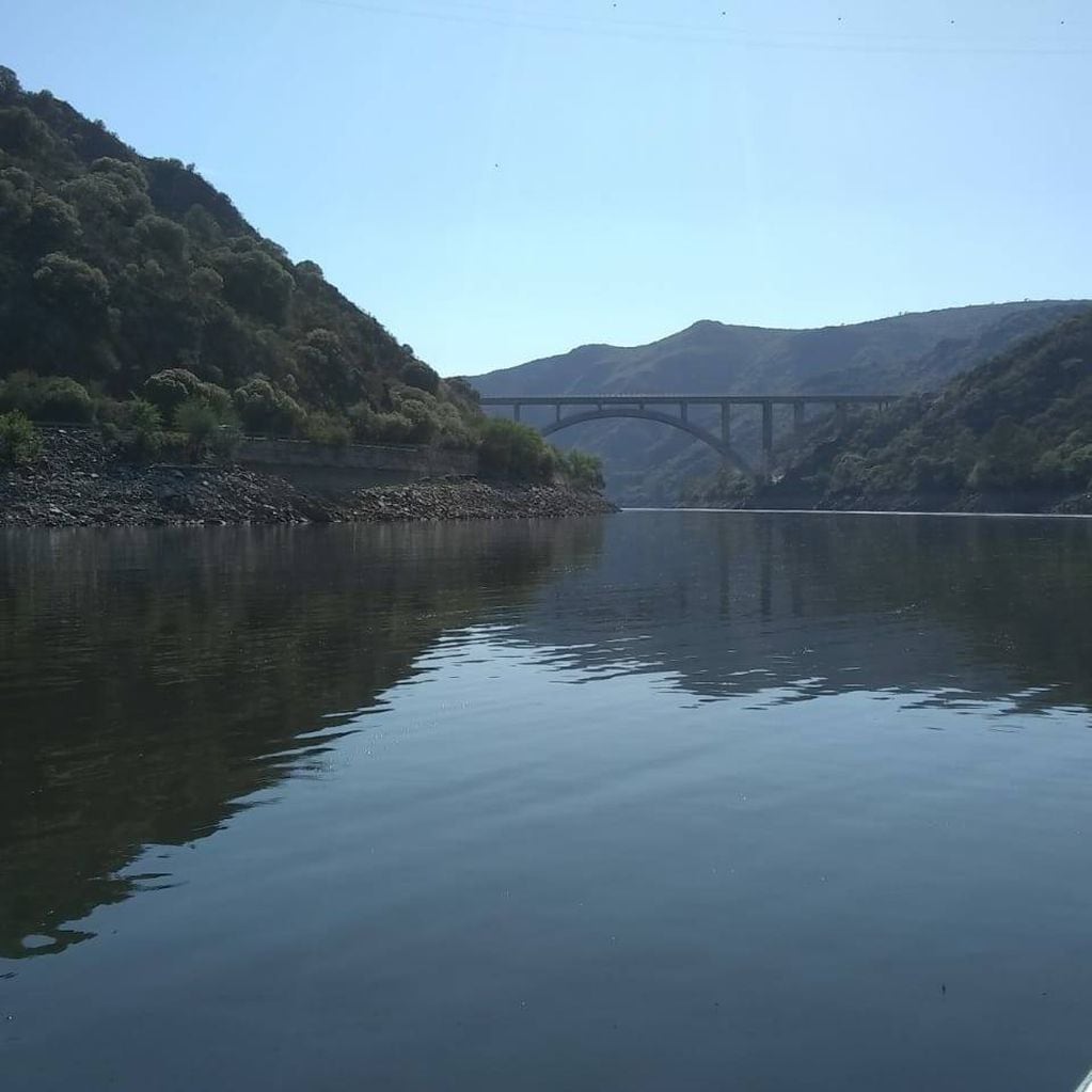 Bajante del lago San Roque, monitoreado por la Dirección de Ambiente de Villa Carlos Paz.