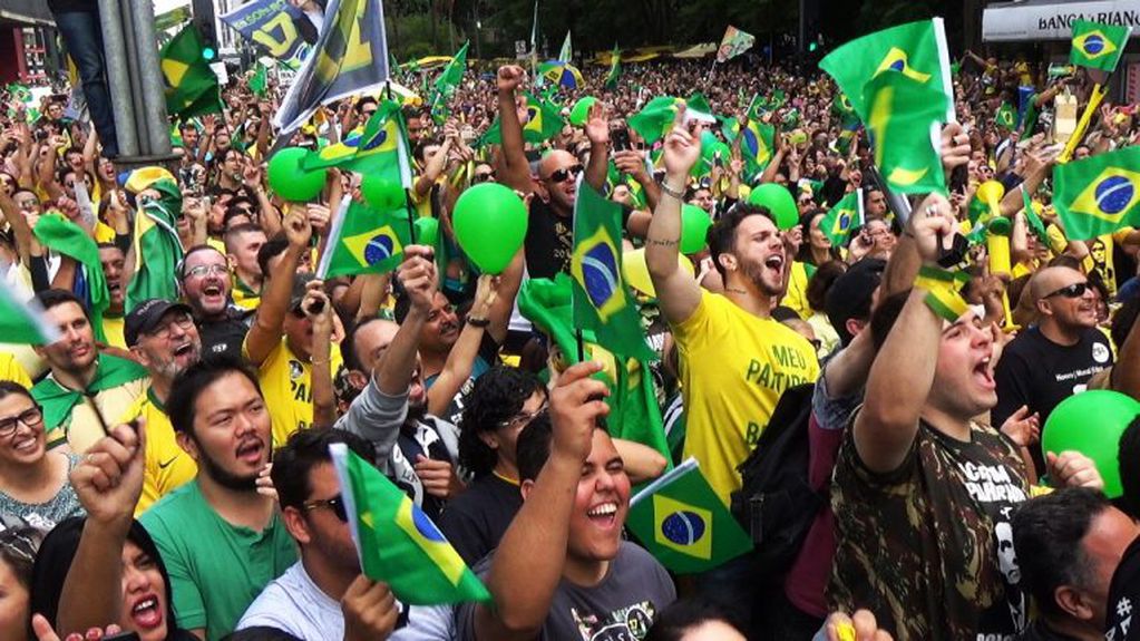 Seguidores del candidato Bolsonaro, durante una manifestación en su apoyo.  (DPA).