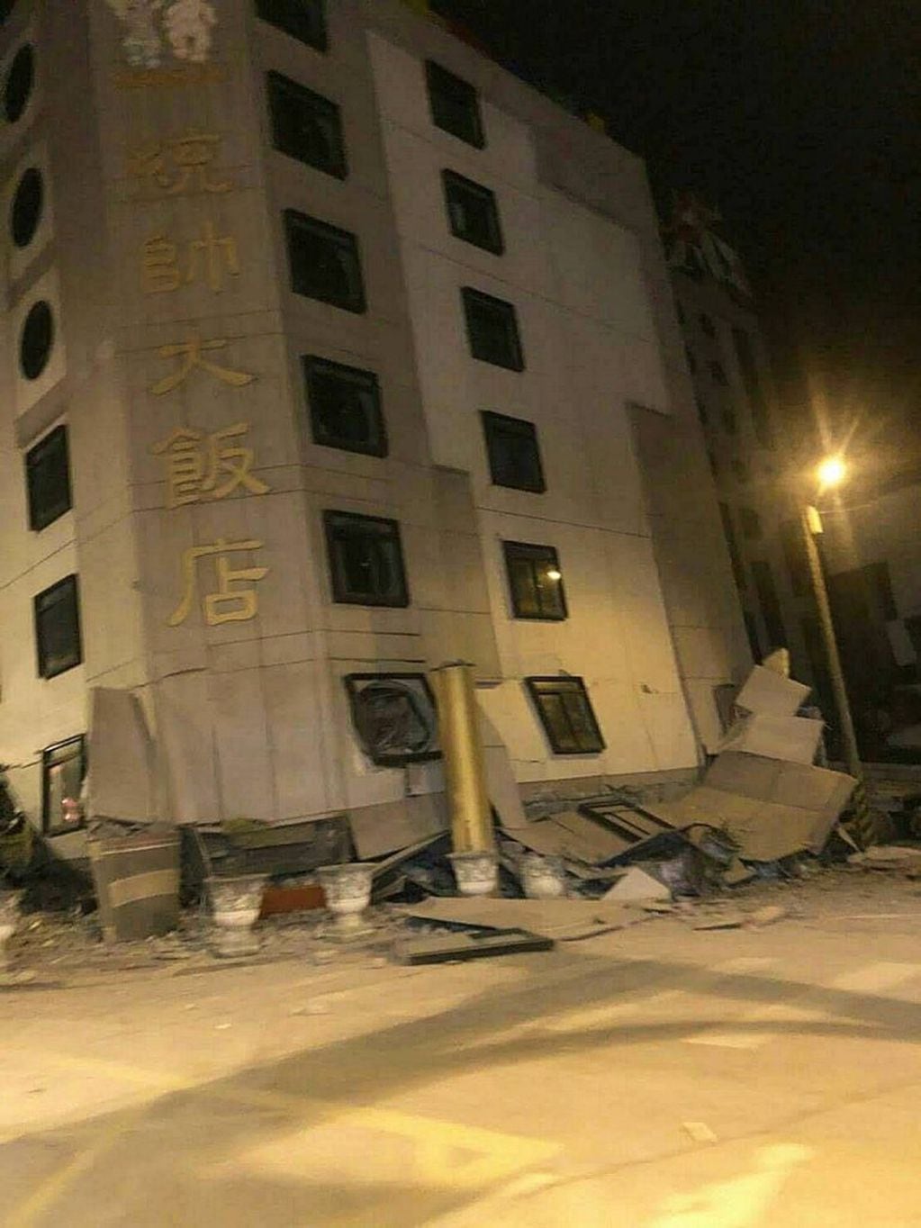 TWN01. HUALIEN CITY (TAIWÁN), 07/02/2018.- Vista del hotel Tongshuai dañado tras el terremoto de 6,4 grados de magnitud en la escala de Richter, que sacudió Hualien, en la costa este de Taiwán, hoy, 6 de febrero de 2018. Las autoridades de Taiwán informan de personas atrapadas y daños en edificios e infraestructuras a causa del terremoto que sacudió hoy la isla y desencadenó el pánico entre los habitantes. EFE/ Str MEJOR CALIDAD DISPONIBLE