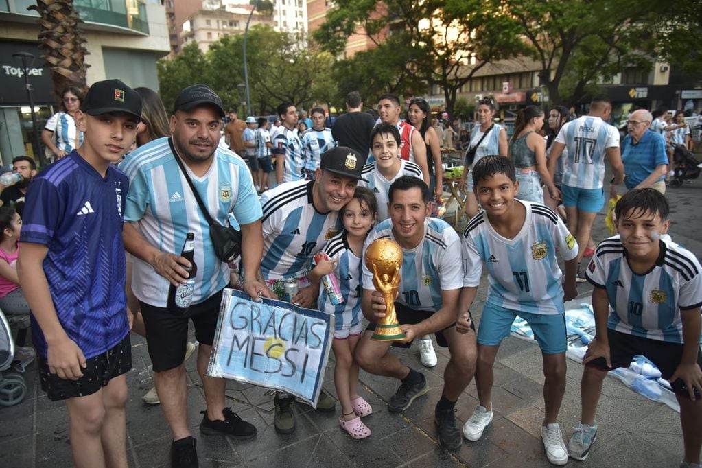 Una multitud se congregó en el Patio Olmos después del partido entre Argentina y Australia. (Facundo Luque / La Voz)
