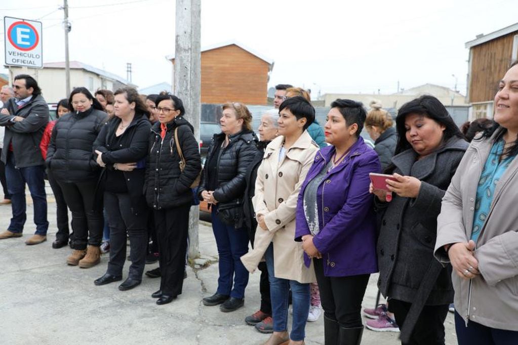 Mujeres en el acto de emplazamiento del "Banco Rojo"