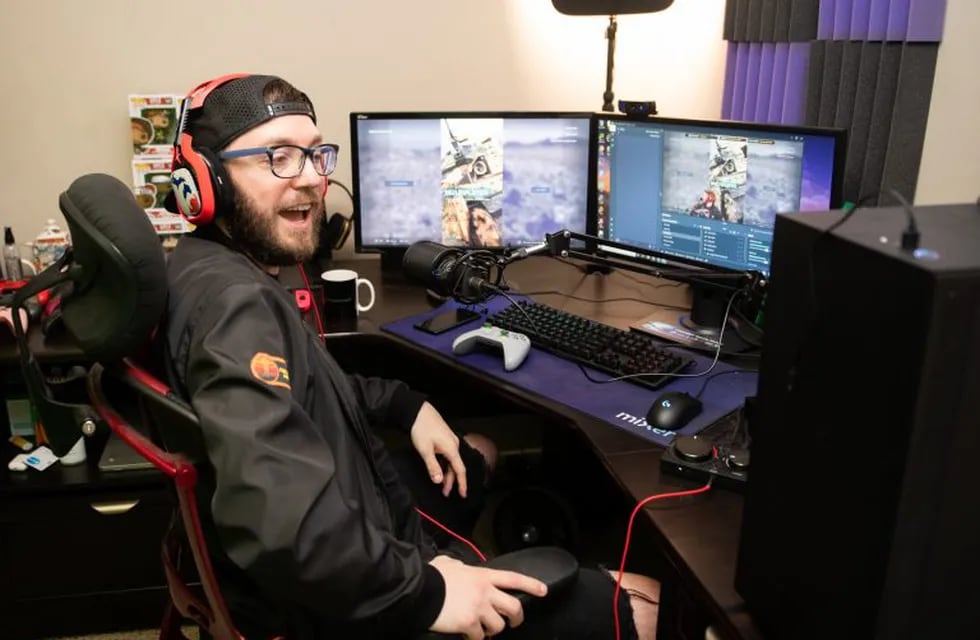 69693223-b2d4-4681-bd69-401f39b2d10c|Chris Covent switched to Microsoft’s Mixer from Twitch in 2016. He now is one of the platform’s top streamers.  (Chona Kasinger for The New York Times)