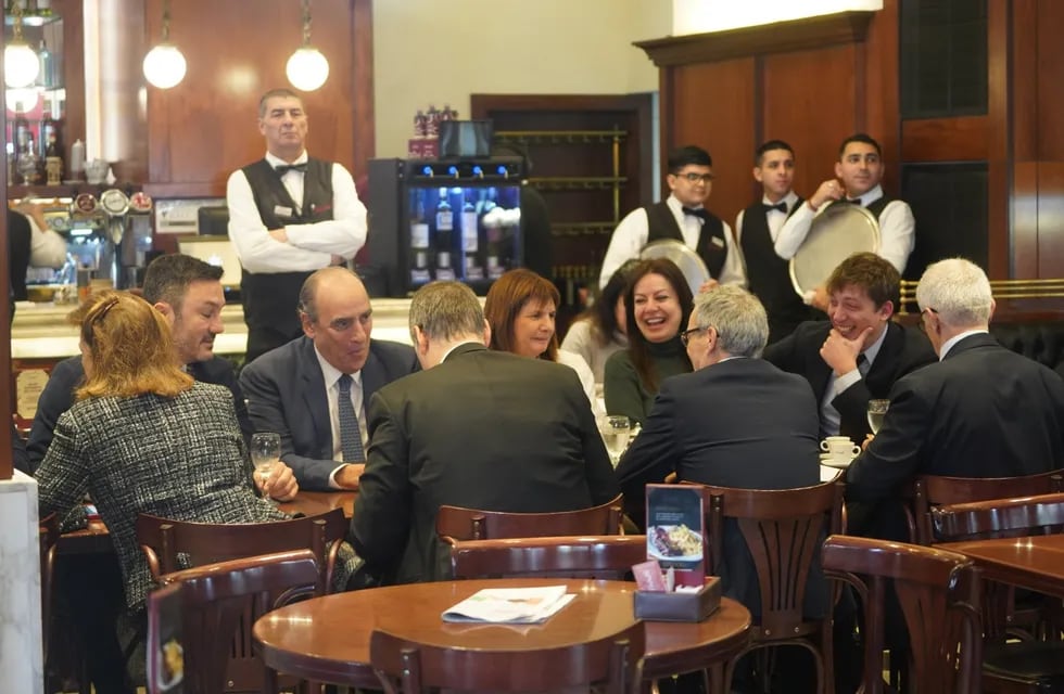 Reunión de gabinete en el café Pertutti. (Federico López Claro)