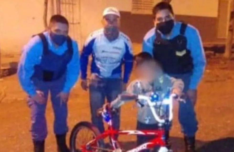 Policías neuquinos le regalaron una bici a un niño al que motochorros hirieron gravemente (Foto: LMN)