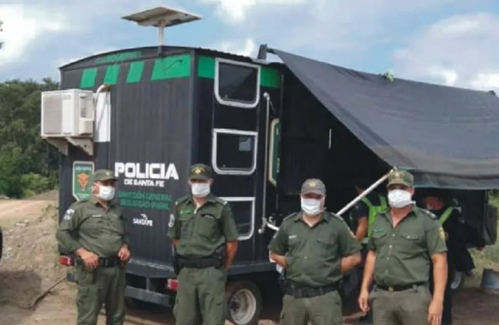 La policía santafesina implementó un operativo especial en los accesos a la localidad. (@policia_fe)