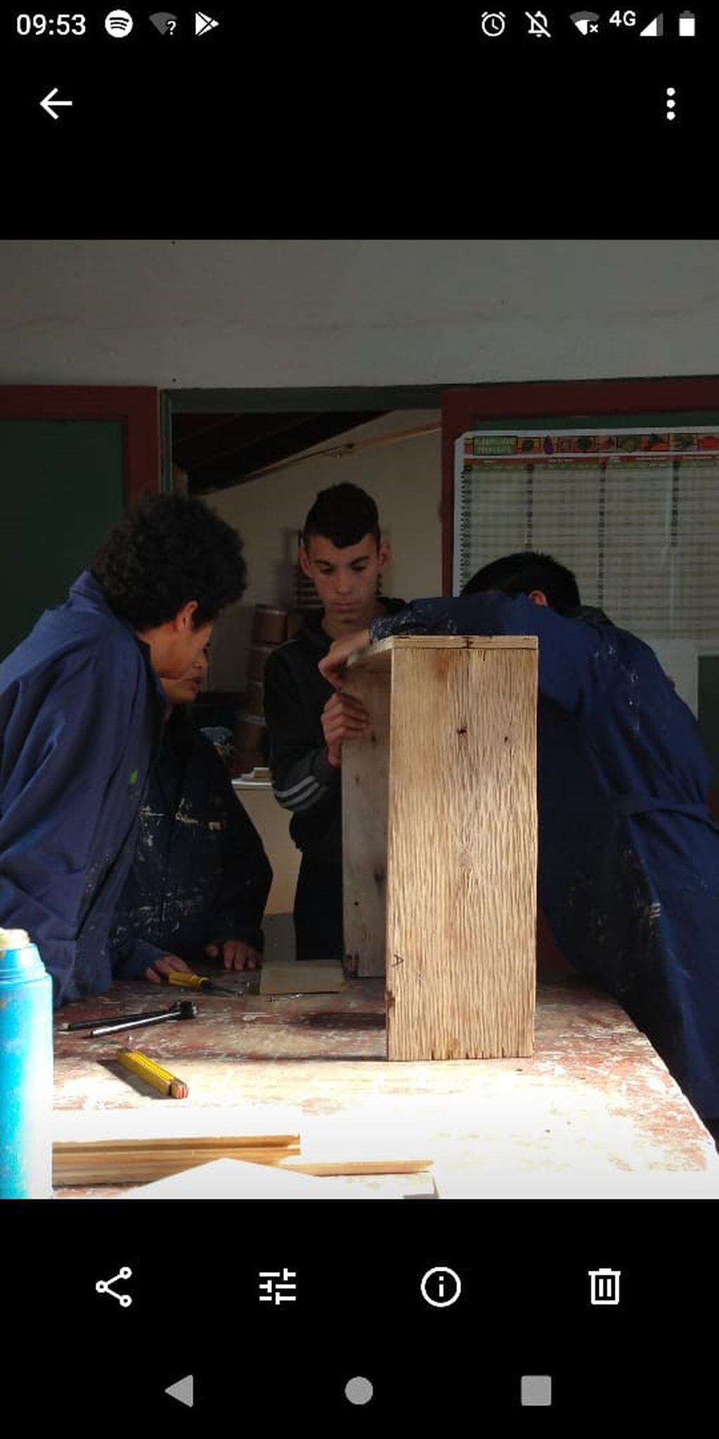 alumnos de la Escuela 501 fabrican cuchas para Pacma ( fotos Debora Baratteri)