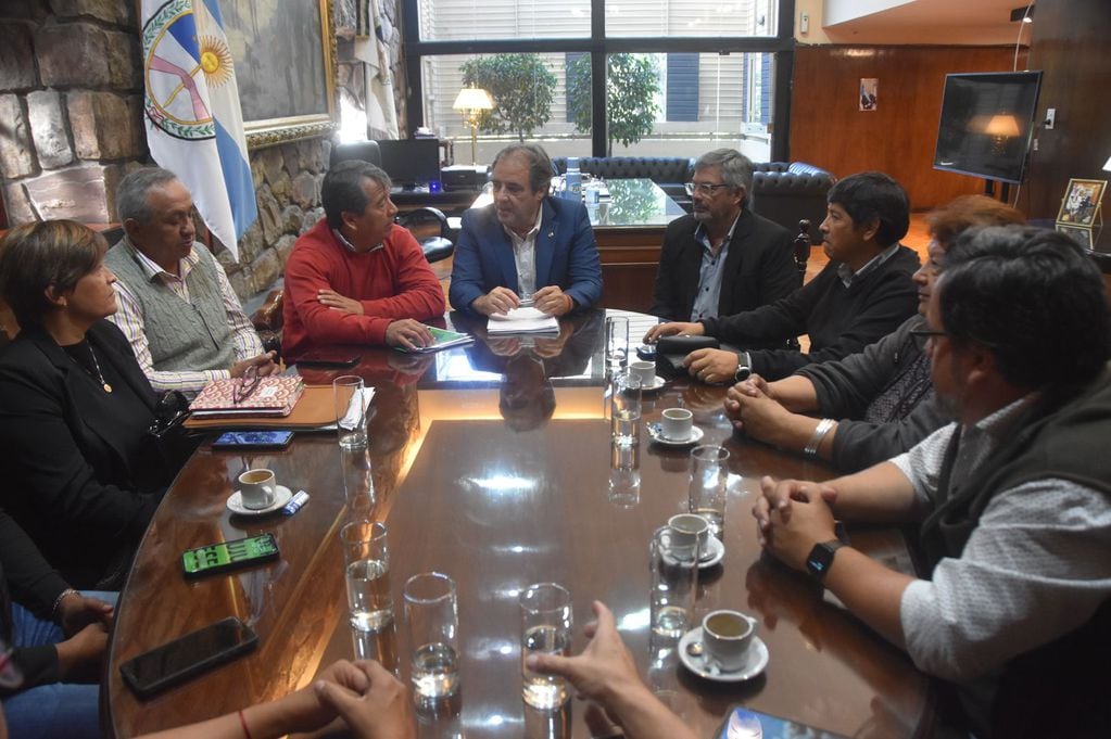 El vicegobernador Alberto Bernis (centro), flanqueado por los diputados Pedro Belizán (izq.) y Fabián Tejerina (der.), reunidos con la CGT Jujuy.