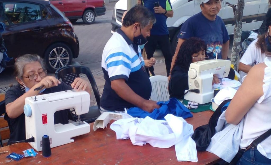 Centenares de prendas pasaron por las mesas de costura instaladas de la plaza Belgrano el domingo, para la campaña de la Asociación Civil "Generación Malvinas Jujuy".