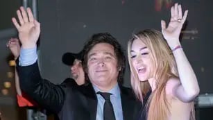 Javier Milei subió al escenario a saludar al público de Fátima Florez: discurso político y un beso apasionado