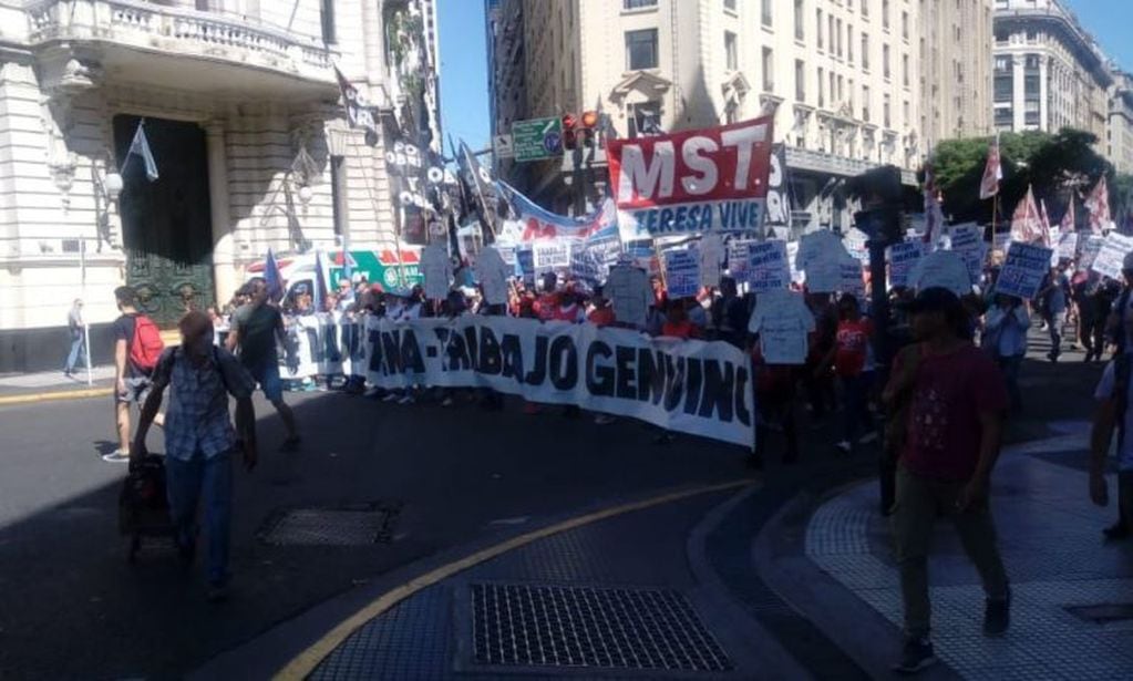 Manifestantes realizan un corte en 9 de Julio y Moreno en rechazo al pago de la deuda externa (Foto: Twitter/@solotransito)
