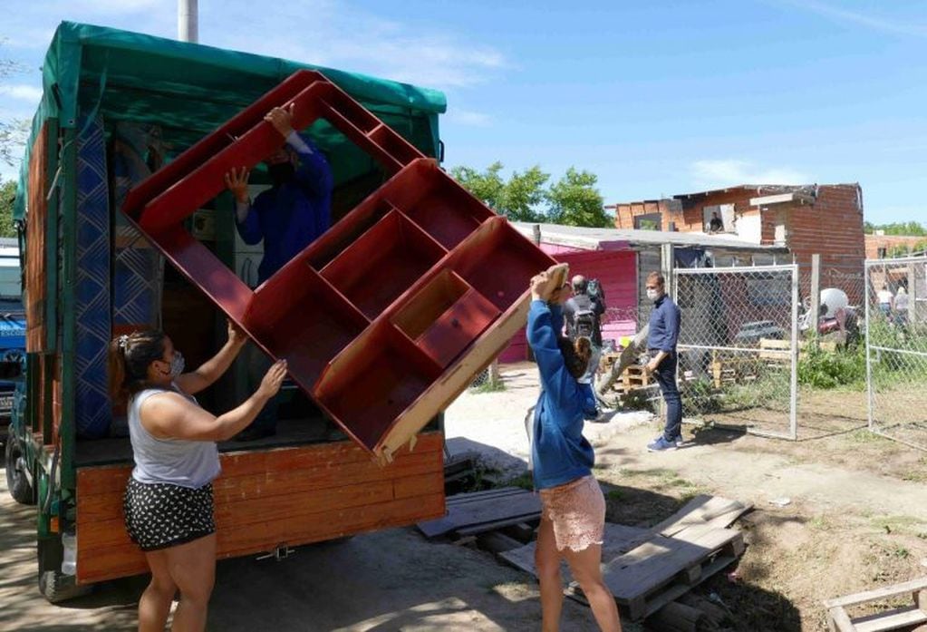 La Policía Bonaerense desaloja un predio ocupado por más de 60 familias en la localidad bonaerense de Escobar. (Clarín)