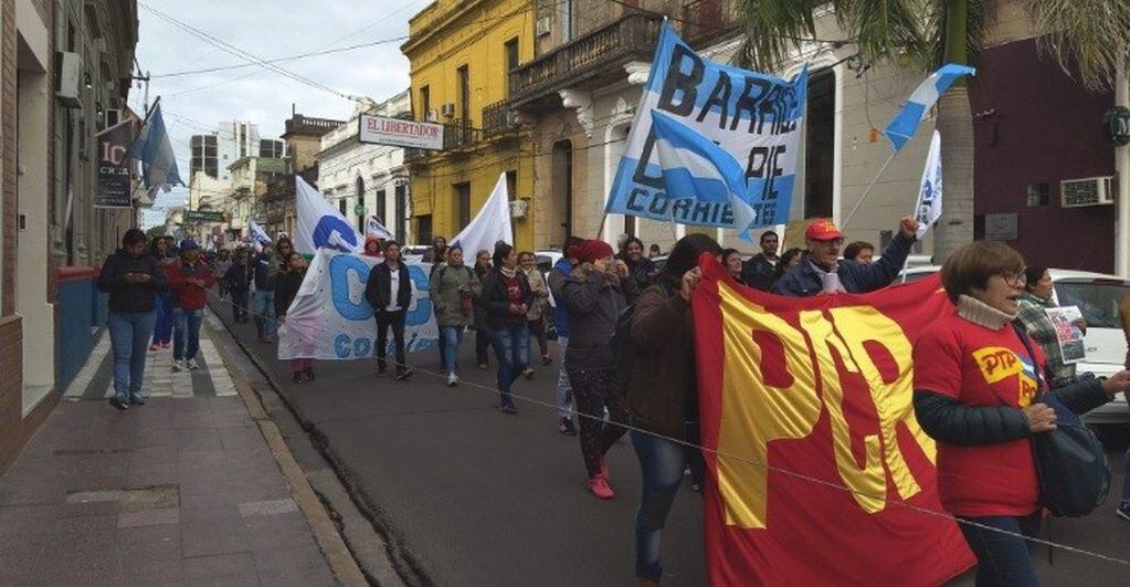 Los trabajadores de Corrientes marcharon frente a Casa de Gobierno. (Foto: Época)