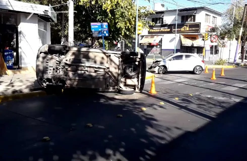 Choque entre dos vehículos en Figueroa Alcorta y calle Sarmiento del departamento de Godoy Cruz.