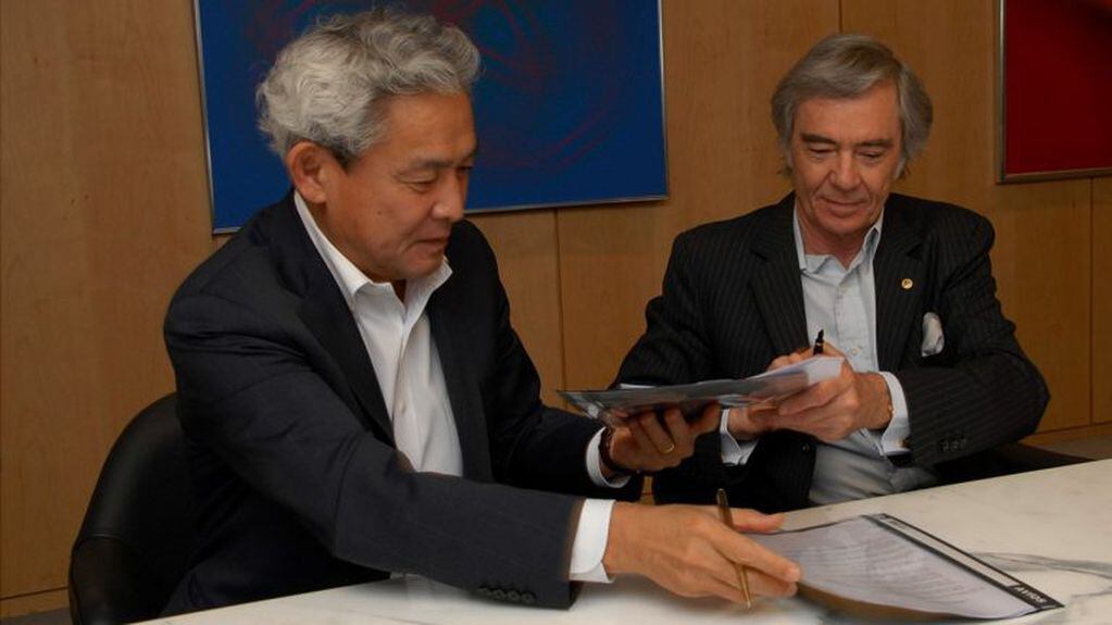 Tras la firma, Katsurao Yoshimori y Carlos Herminio Blaquier intercambian copias del documento.