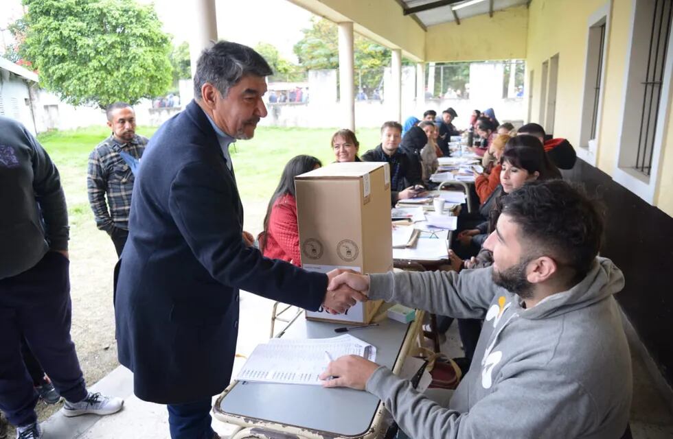 El ministro del Interior y candidato a vicegobernador por el Frente de Todos por Tucumán, Miguel Acevedo emitió su voto en una escuela capitalina.
