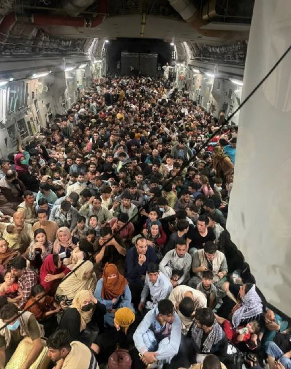 640 afganos huyen de su país en la bodega de un Boeing estadounidense.