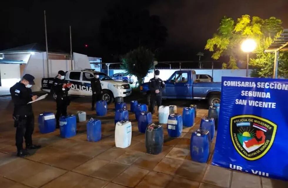 Efectivos policiales secuestraron bidones de combustible ilegal en San Vicente.
