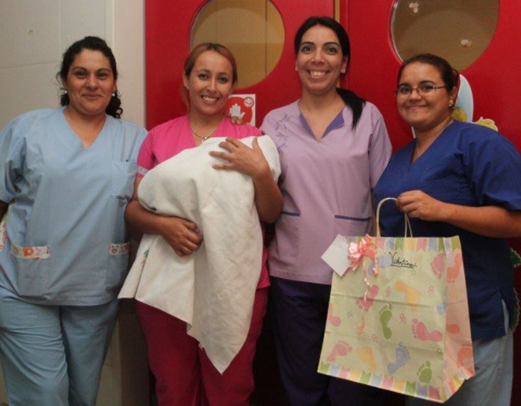 La beba recibe los cuidados de Gilda, María y Lucía, las enfermeras de neonatología.