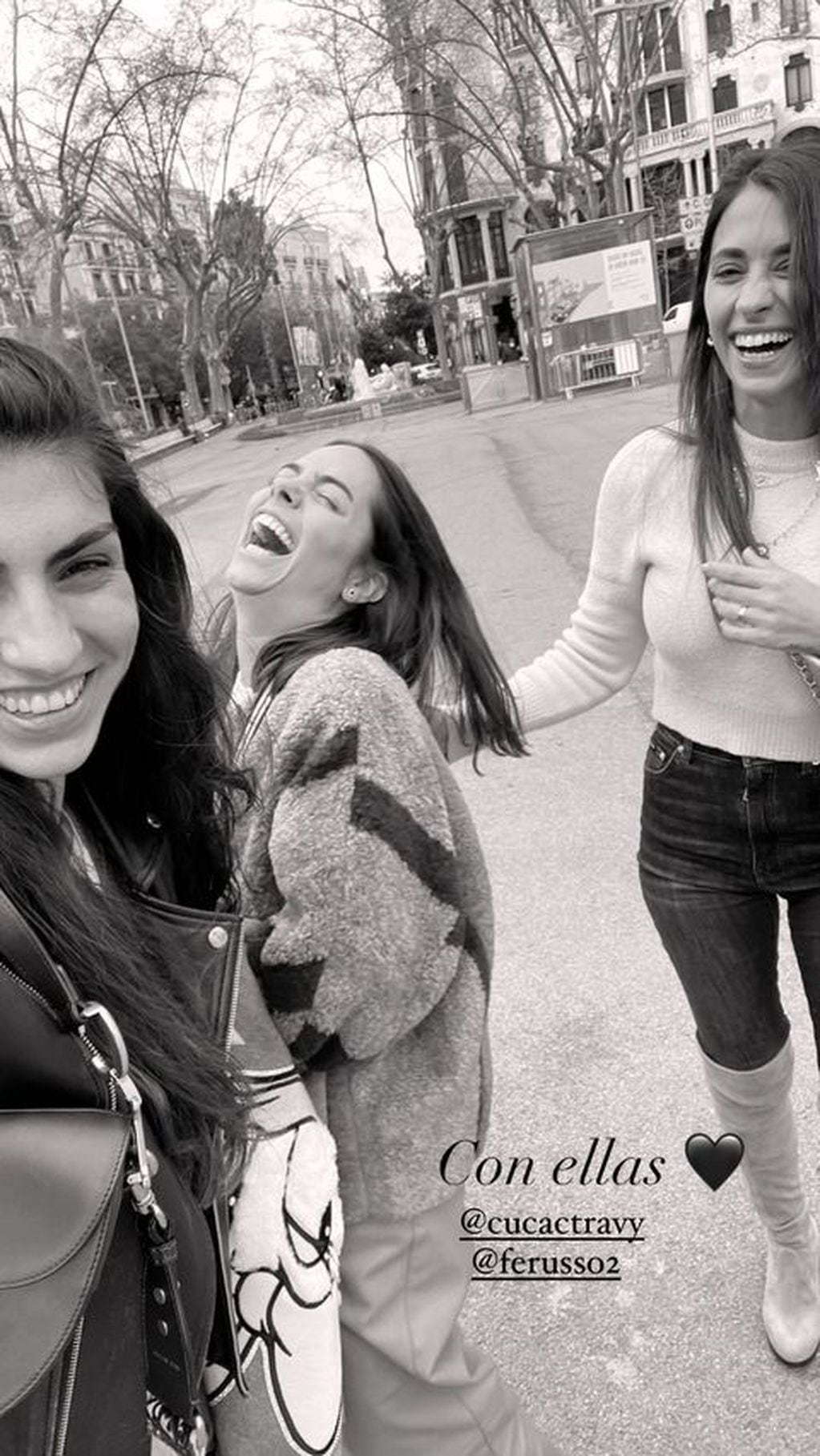 Antonela compartió la selfie que sacó una de sus amigas en la calle. (@antonelaroccuzzo)
