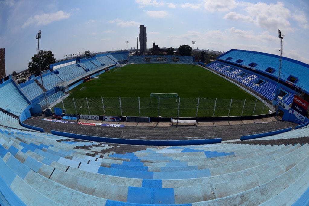 A la izquierda, abajo, se ve la zona de palcos que será remodelada en el estadio Gigante de Alberdi. (Pedro Castillo)