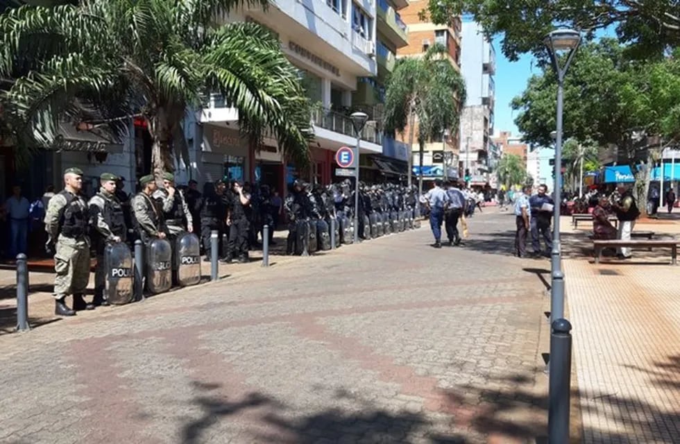 Manifestación y enfrentamientos en la Plaza 9 de Julio de Posadas.