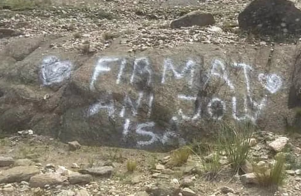 Turistas aparentemente de Firmat pintaron piedras en la reserva del Cerro Champaquí. (Walter Gómez-Radio Stylo)