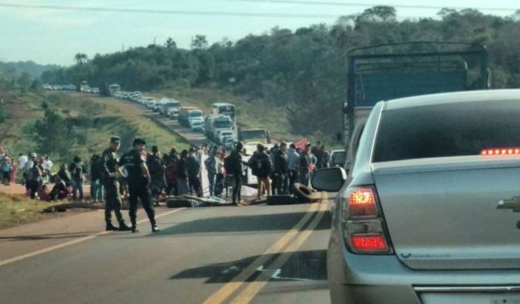 Tareferos cortan las Rutas 12 y 14 en Misiones. (Foto: Twitter)
