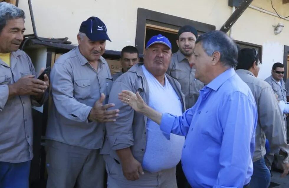 El gobernador Domingo Peppo junto a los técnicos de cooperativas rurales.