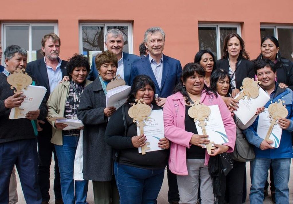 El presidente Mauricio Macri y el gobernador Gerardo Morales, encabezaron el acto de entrega oficial de viviendas recuperadas y escrituras a familias de Volcán.
