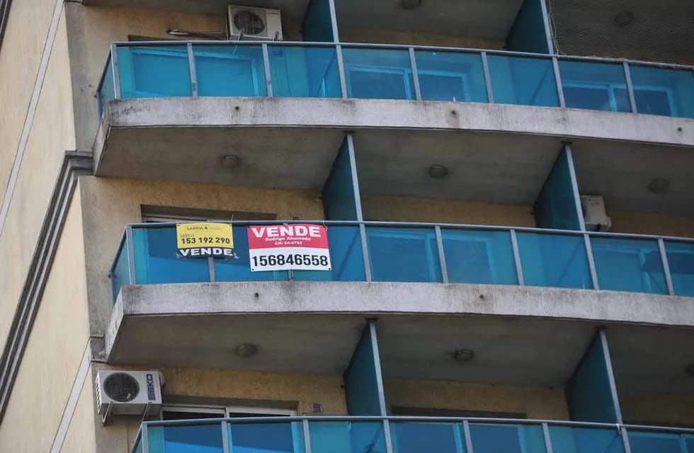 Cartel de venta en el balcon de un edificio. Foto: Pedro Castillo