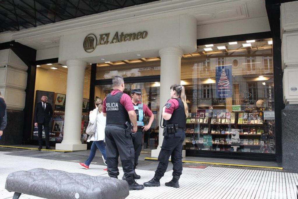 Autoridades policiales y militares custodian el Ateneo Grand Splendid de Buenos Aires durante la visita del presidente de Francia, Emmanuel Macron. Crédito: EFE/ Aitor Pereira.
