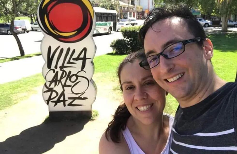 María Emilia y Javier en 2018, cuando conocieron Villa Carlos Paz por primera vez. (Foto: gentileza María Emilia Leiva K.).